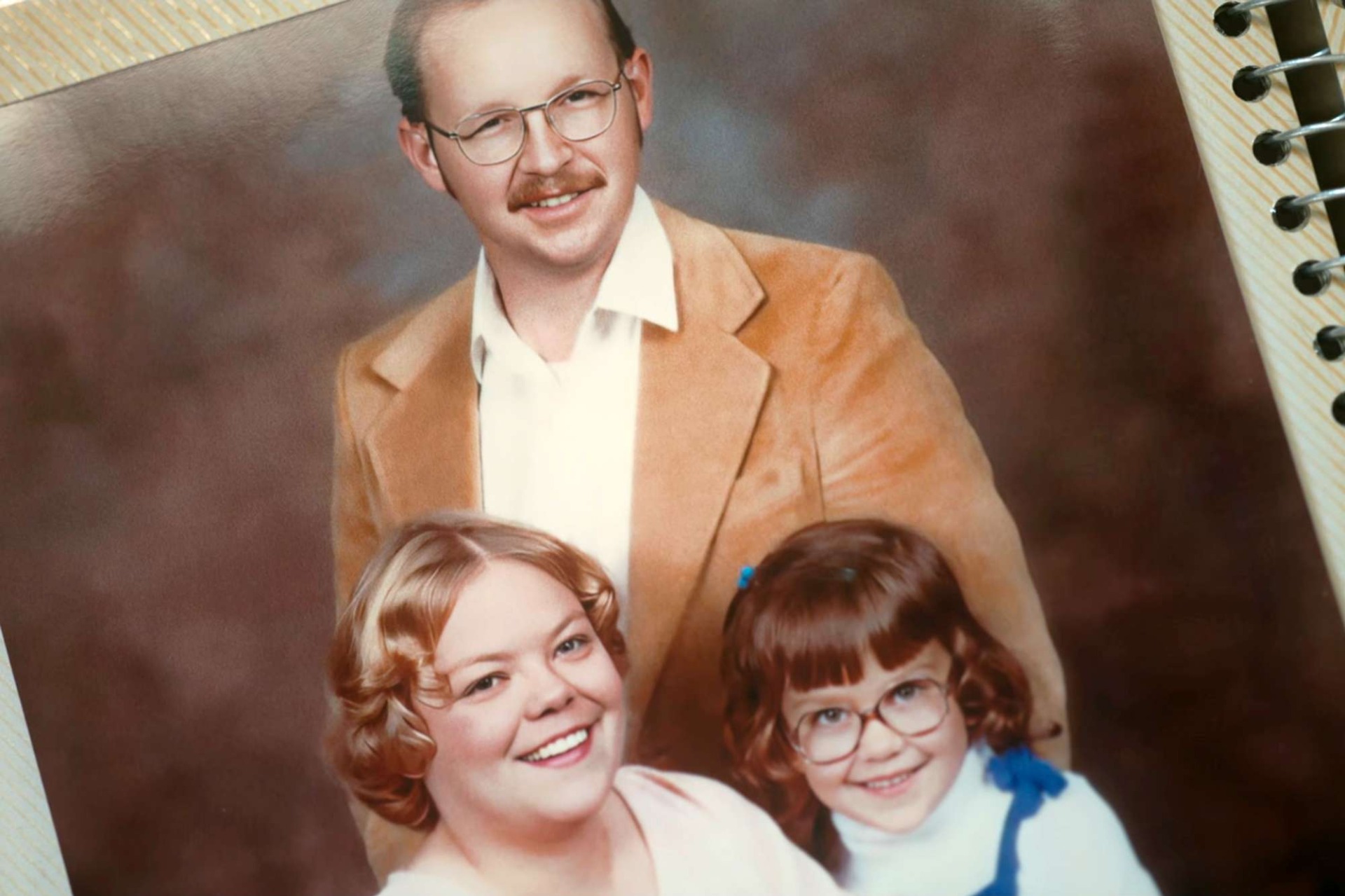Dennis a Brenda Bowmanovi (adoptívni rodičia)
